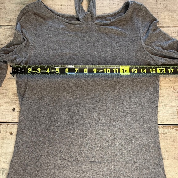 GUESS Grey Ribbed Mock Neck Cutout Long Sleeve Top Women's Size M - Picture 6 of 9